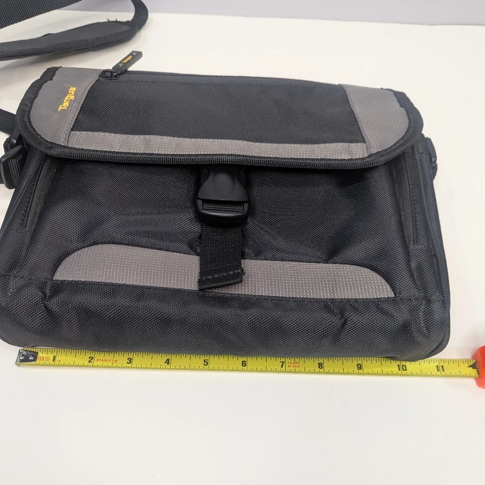 Targus Padded Black and Grey Laptop Messenger Shoulder Bag With Strap